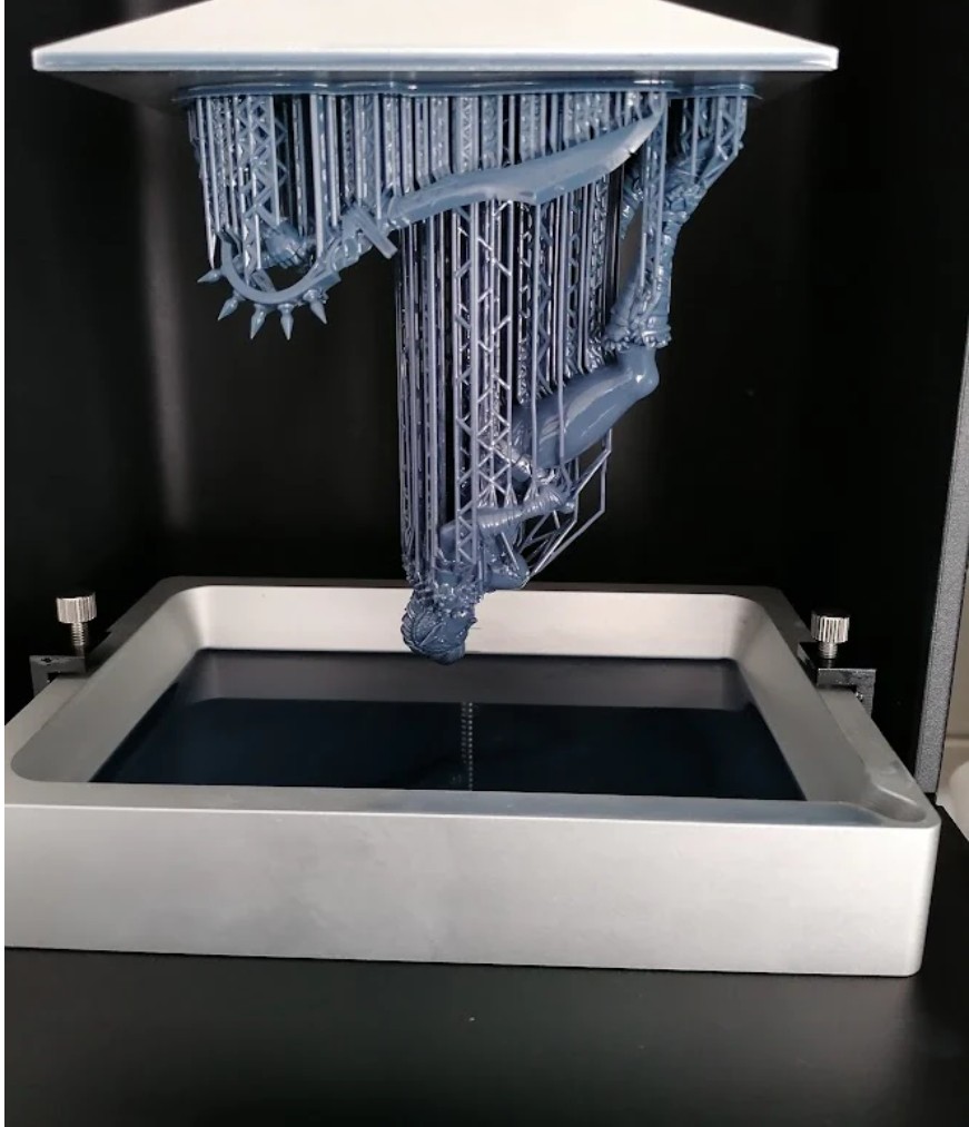 3D print u smoli (resin printing) – tehnologija koja sve više osvaja svijet dizajna, minijatura, nakita i dentalne industrije.